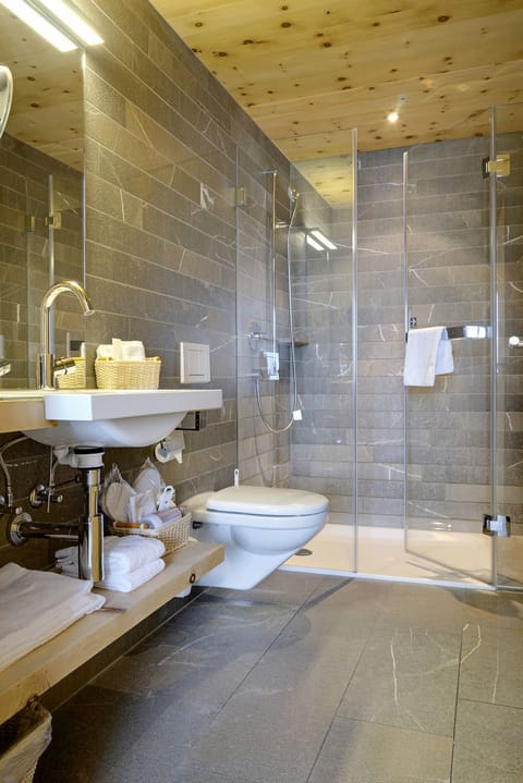 Junior Suite (Bernina) | Bathroom | Free toiletries, hair dryer, slippers, towels