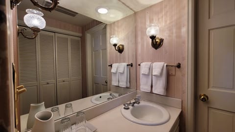 Combined shower/tub, hydromassage showerhead, designer toiletries