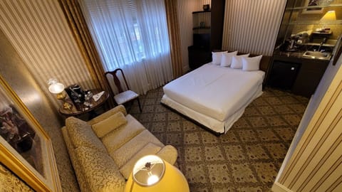 Room 314-Queen Murphy Bed with Windows | Egyptian cotton sheets, premium bedding, pillowtop beds