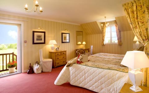 Desk, laptop workspace, soundproofing, free WiFi