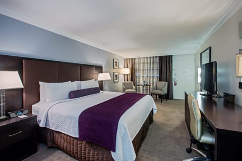 Premium Room, 1 King Bed | Premium bedding, in-room safe, desk, laptop workspace