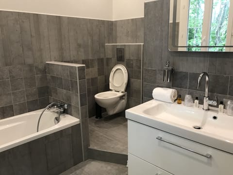 Junior Suite | Bathroom | Deep soaking tub, free toiletries, hair dryer, towels