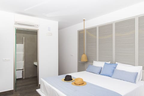 Suite with Acropolis View | In-room safe, soundproofing, free WiFi, bed sheets