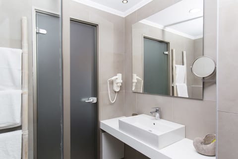 Suite | Bathroom | Shower, free toiletries, hair dryer, towels