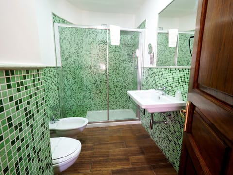 Deluxe Double or Twin Room | Bathroom | Shower, rainfall showerhead, free toiletries, hair dryer