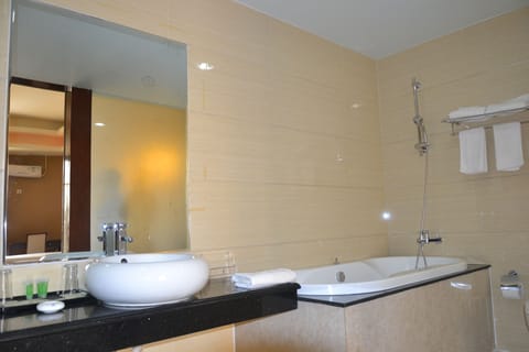 Suite | Bathroom | Deep soaking tub, free toiletries, hair dryer, slippers