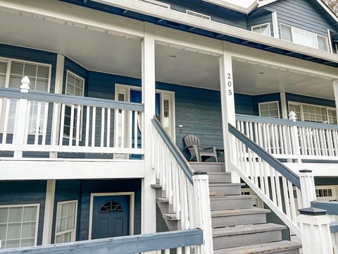 Main entrance on the second level 