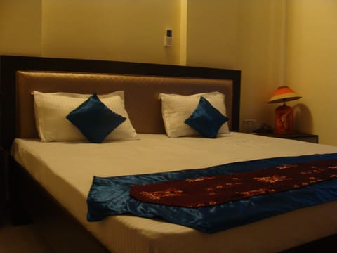 Executive Room, 1 King Bed | Blackout drapes, soundproofing, rollaway beds, free WiFi