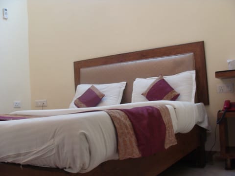 Executive Room, 1 Queen Bed | Blackout drapes, soundproofing, rollaway beds, free WiFi