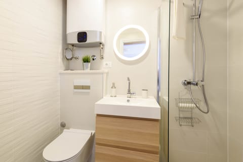 Gallery Loft | Bathroom | Shower, rainfall showerhead, free toiletries, hair dryer