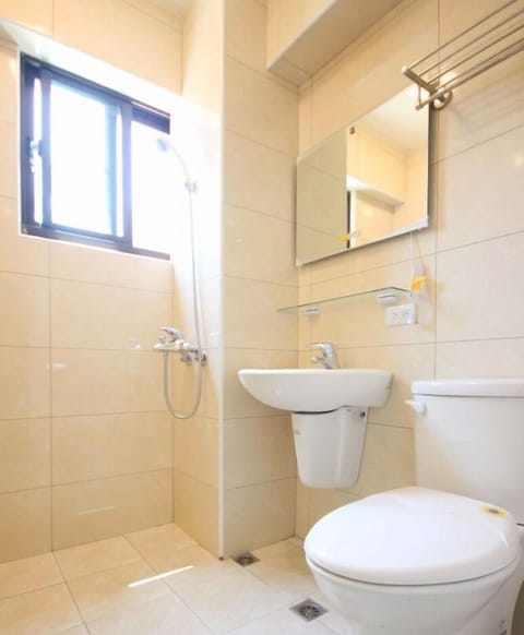 Business Double Room, Courtyard Area | Bathroom | Shower, free toiletries, hair dryer, slippers