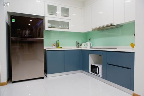 Luxury Apartment, 1 King Bed, Balcony, City View | Private kitchenette | Full-size fridge, microwave, stovetop, rice cooker