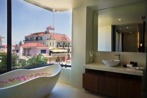 Balcony Suite | Bathroom | Combined shower/tub, deep soaking tub, free toiletries, hair dryer
