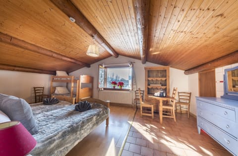 Economy Studio, Shared Bathroom | Soundproofing, iron/ironing board, free WiFi, bed sheets