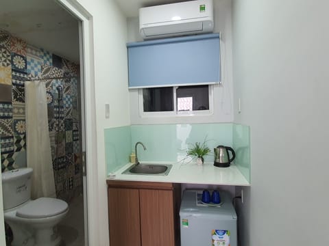 Standard Room, 1 Queen Bed, Non Smoking, Beachside | Private kitchenette | Fridge, stovetop, electric kettle