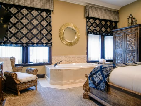 Premium Spa Suite, 1 King | Egyptian cotton sheets, premium bedding, pillowtop beds, minibar