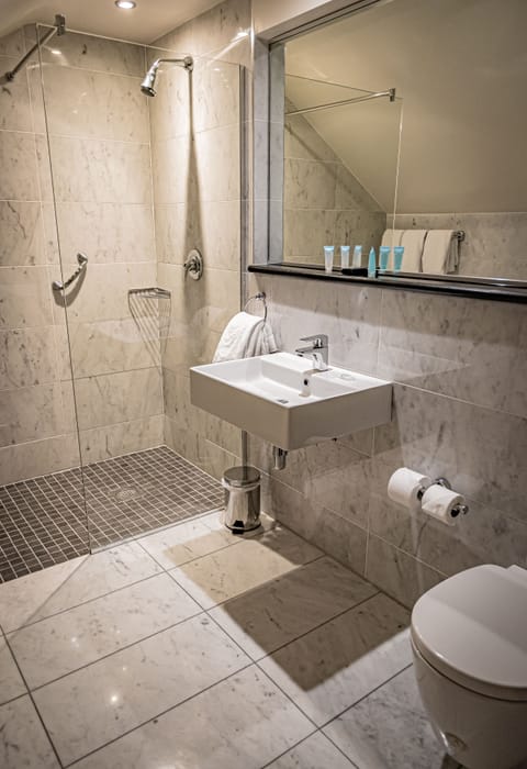 Combined shower/tub, hair dryer, towels