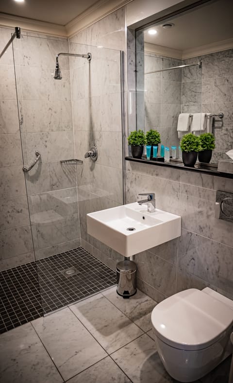 Standard Twin Room | Bathroom | Combined shower/tub, hair dryer, towels