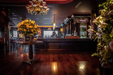 Gastropub, ocean views, open daily