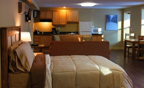 Studio Suite, Non Smoking, Kitchen | Pillowtop beds, free WiFi, bed sheets