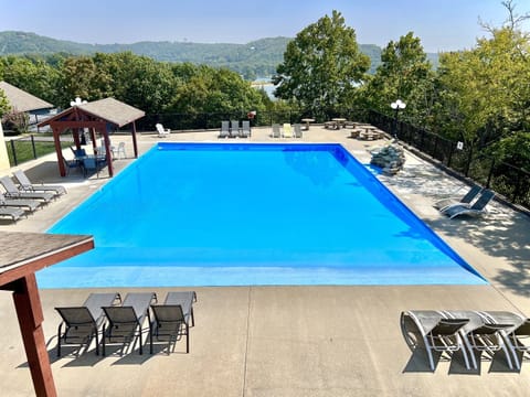 Large Community pool