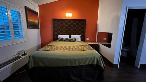 Deluxe King Room | Desk, free WiFi, bed sheets