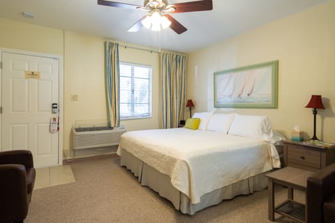 Premium Suite, 1 King Bed, Non Smoking, Garden View | 1 bedroom, Egyptian cotton sheets, premium bedding, soundproofing