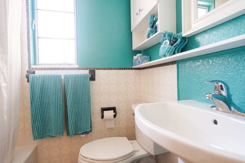 Family Apartment | Bathroom | Free toiletries, hair dryer, towels