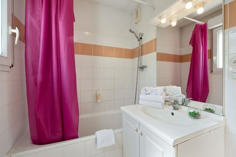 Bathtub, free toiletries, towels, soap