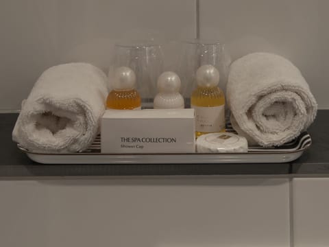 Twin Room | Bathroom amenities | Free toiletries, hair dryer, bathrobes, slippers