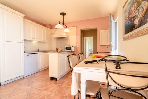 Appartement 3 pièces - 7 personnes | Private kitchen | Fridge, microwave, stovetop, dishwasher