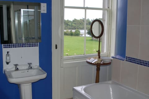 Superior Double Room, Ensuite, Lake View | Bathroom | Free toiletries, hair dryer, towels