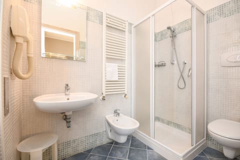 Shower, rainfall showerhead, free toiletries, hair dryer