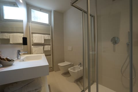 Suite Side Lake | Bathroom | Shower, hair dryer, bathrobes, bidet