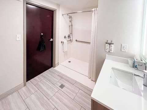 Desk, iron/ironing board, free cribs/infant beds, free WiFi