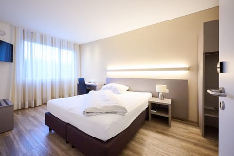 Standard Double Room | Hypo-allergenic bedding, desk, soundproofing, free WiFi