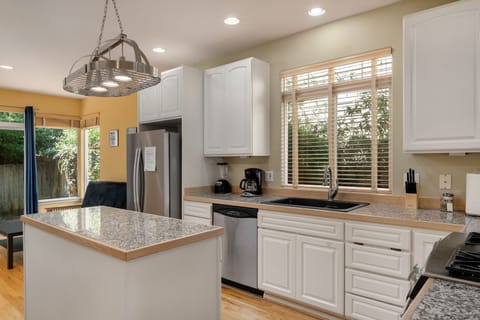 Deluxe Townhome, 3 Bedrooms, Kitchen | Private kitchen | Full-size fridge, microwave, oven, stovetop