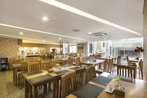 Daily buffet breakfast (VND 100000 per person)