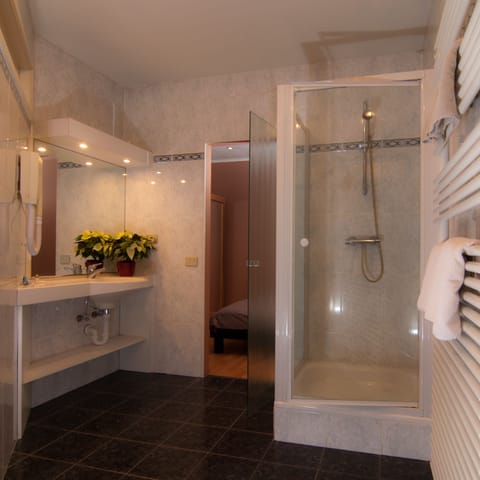 Basic Double Room, 2 Twin Beds | Desk, free WiFi, bed sheets