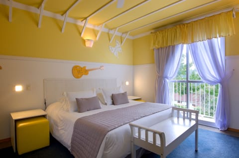 Double Room, Bathtub | Minibar, blackout drapes, iron/ironing board, free WiFi