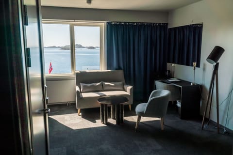 Business Double Room, 1 Queen Bed, Sea View | In-room safe, individually decorated, desk, laptop workspace