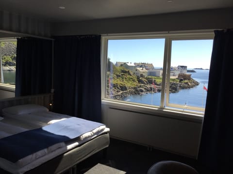 Business Double Room, 1 Queen Bed, Sea View | In-room safe, individually decorated, desk, laptop workspace