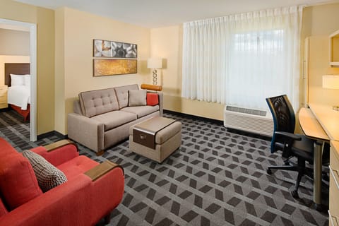 Suite, 1 Bedroom | Hypo-allergenic bedding, in-room safe, laptop workspace, blackout drapes