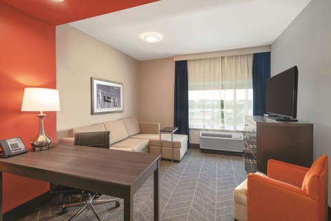 Deluxe Room, 1 King Bed, Non Smoking | Pillowtop beds, desk, laptop workspace, blackout drapes