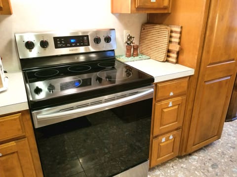 Electric 4 burner stove with warming station & oven
