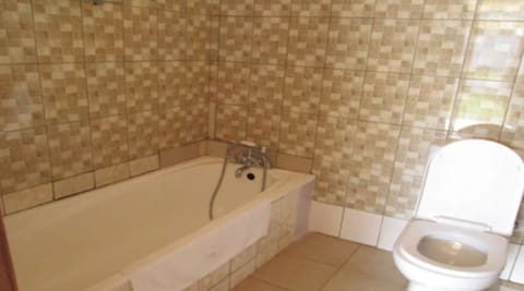 Cottage, Non Smoking | Bathroom | Deep soaking tub, rainfall showerhead, free toiletries, slippers