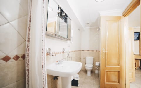 Quadruple Room | Bathroom | Free toiletries, hair dryer, bidet, towels