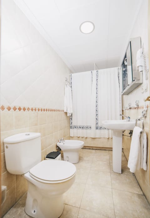 Twin Room | Bathroom | Free toiletries, hair dryer, bidet, towels