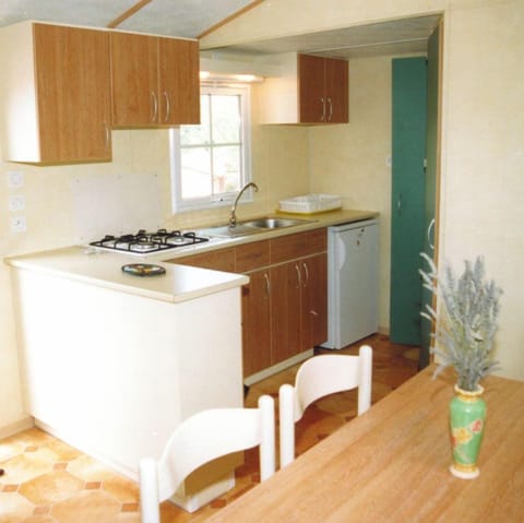 Mobile Home (Provence) | Private kitchen | Fridge, stovetop, cookware/dishes/utensils