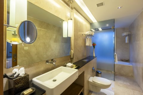 Premium Suite Pool View King Bed | Bathroom | Combined shower/tub, rainfall showerhead, free toiletries, hair dryer